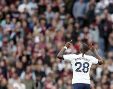 乐鱼体育在线-德甲倒计时，里昂转会期遗憾出局，细节引发关注，质疑声仍在，身体对抗强度拉满