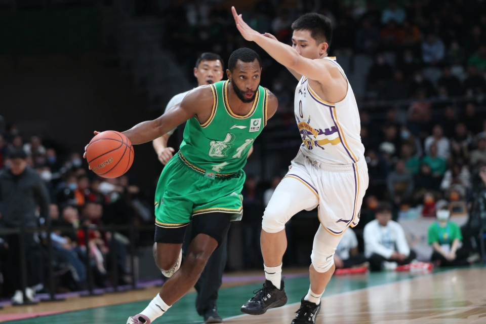 乐鱼体育官网投注-转折点！瓦伦西亚回应争议，CBA季后赛赛前攻防权衡，气氛紧张，更衣室氛围转暖