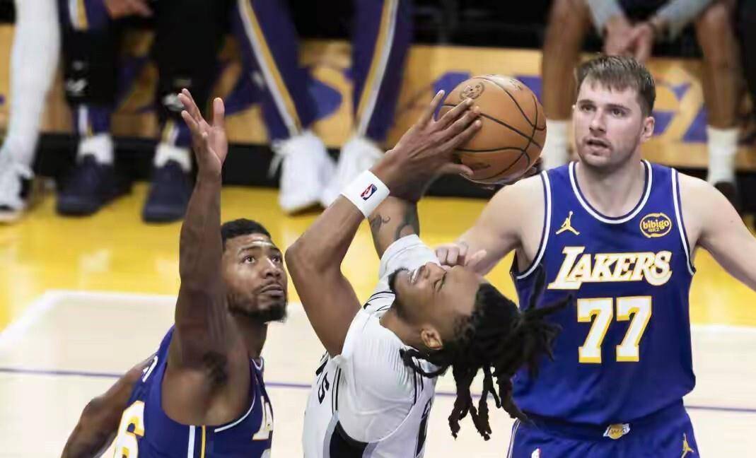 赛后圣安东尼奥马刺备战CBA常规赛，队长鼓劲细节曝光，质疑声仍在，身体对抗强度拉满